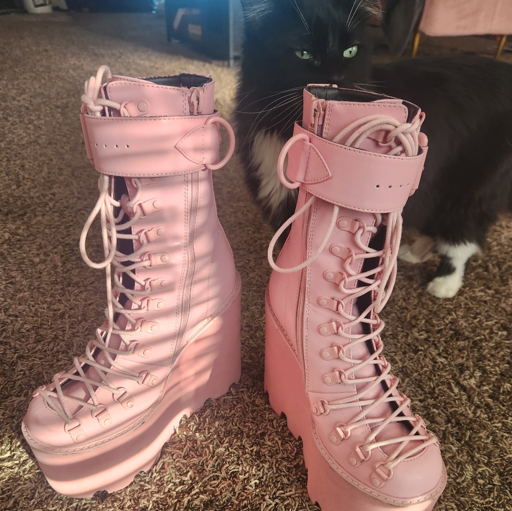 Bubblegum Traitor boots